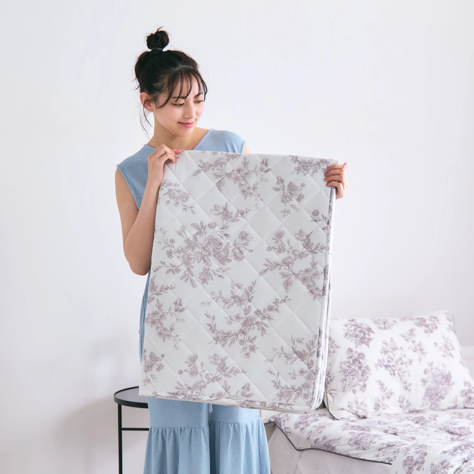 【2025年モデル】【EC限定】ひんやり キルトラグ クラシックフラワー M 1850×1300 グレー - Image 10