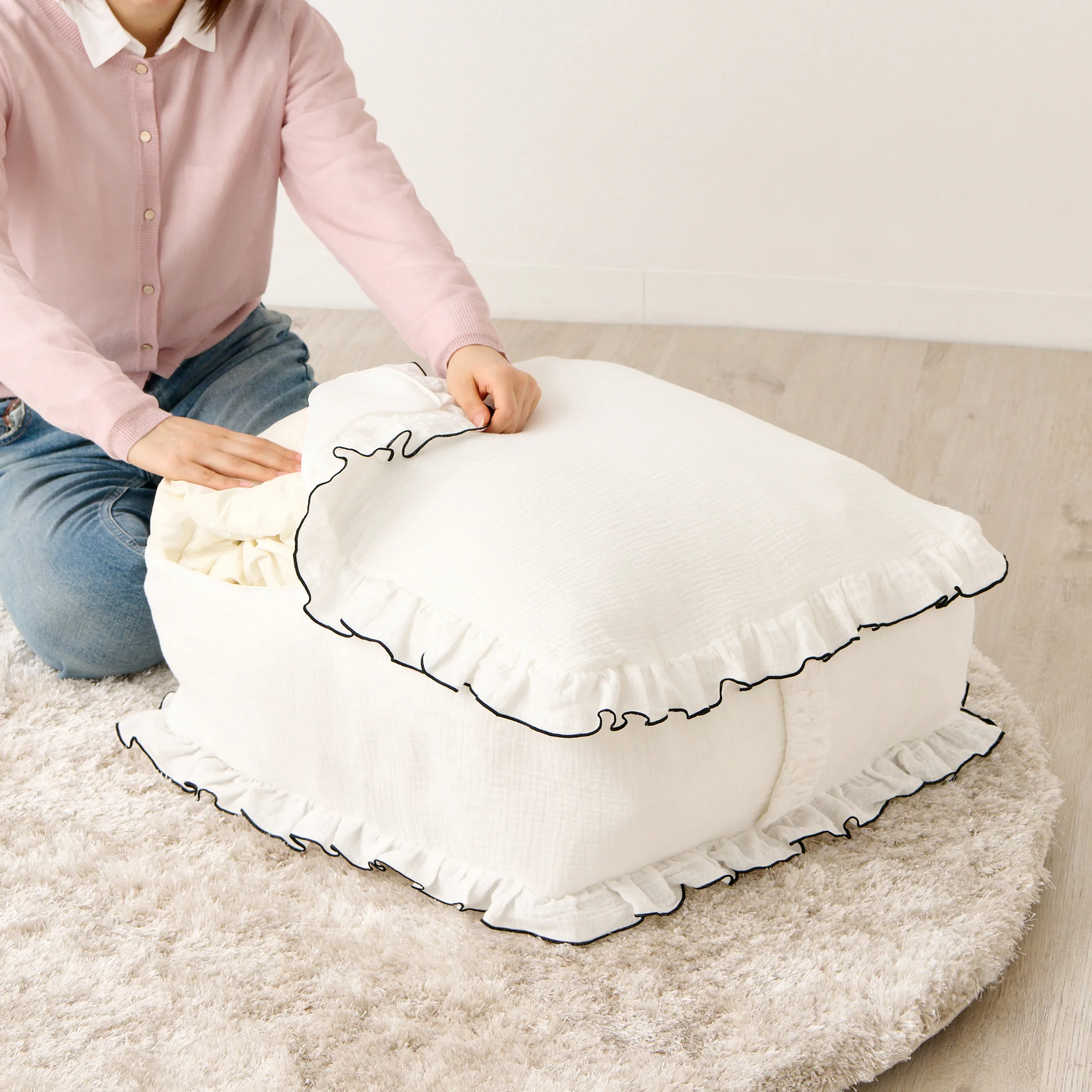クッションになるふとん収納ケース ガーゼフリル アイボリー×ブラック - Image 3