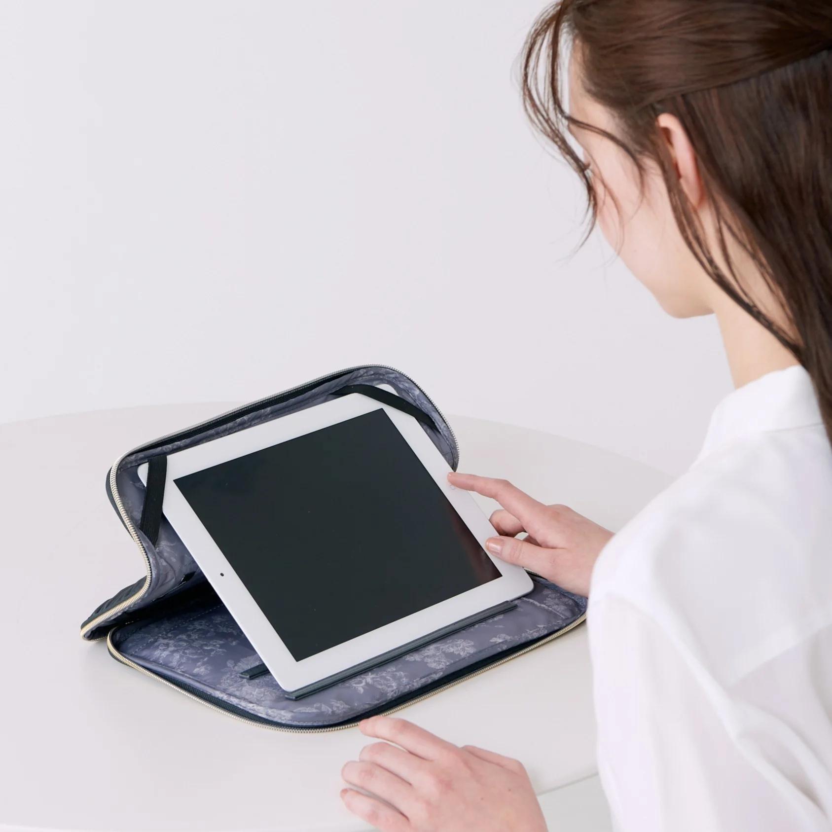 ギャザー タブレットケース 2 ダークグレー - Image 2