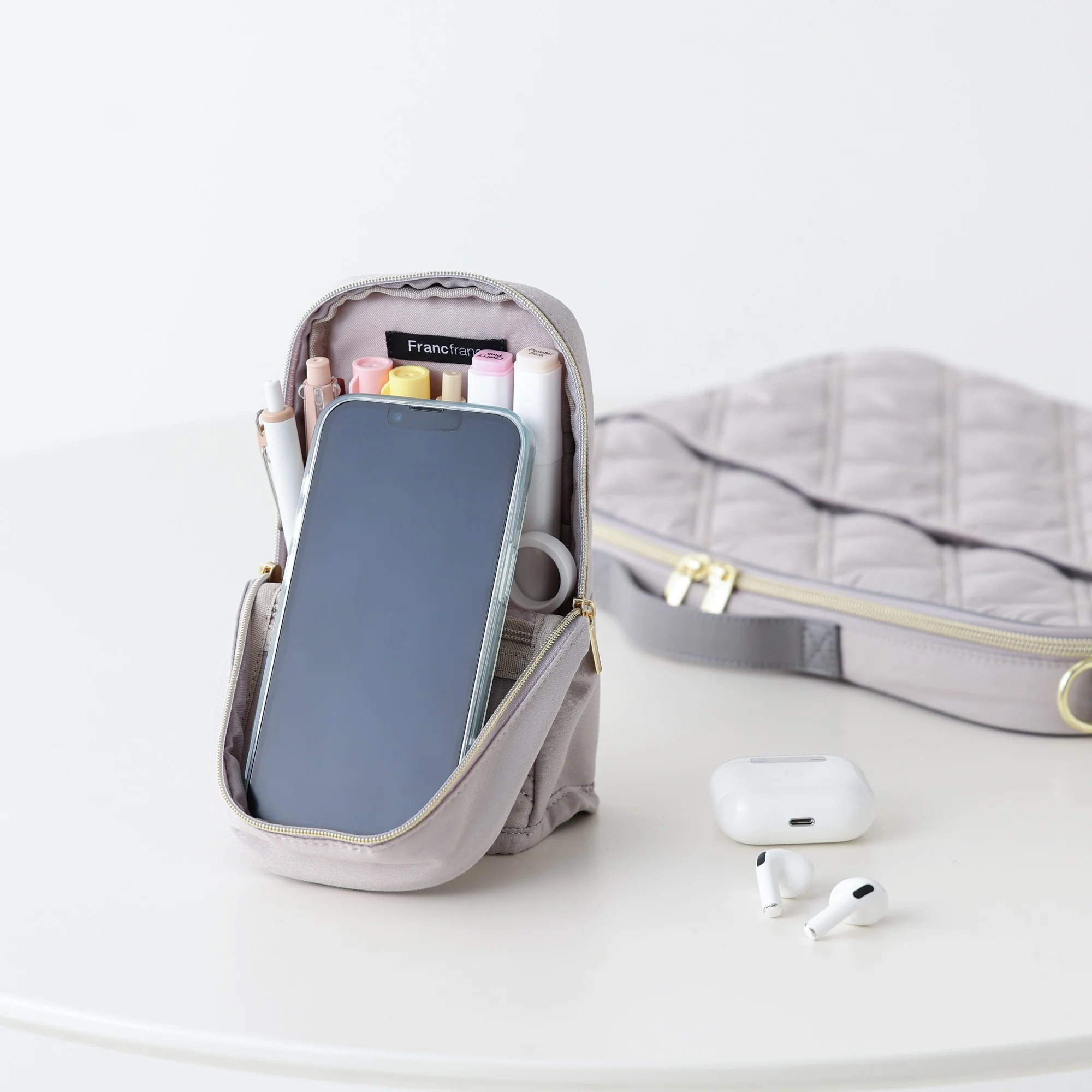 ノーブルキルト ペン＆スマホスタンドポーチ ベージュ - Image 2