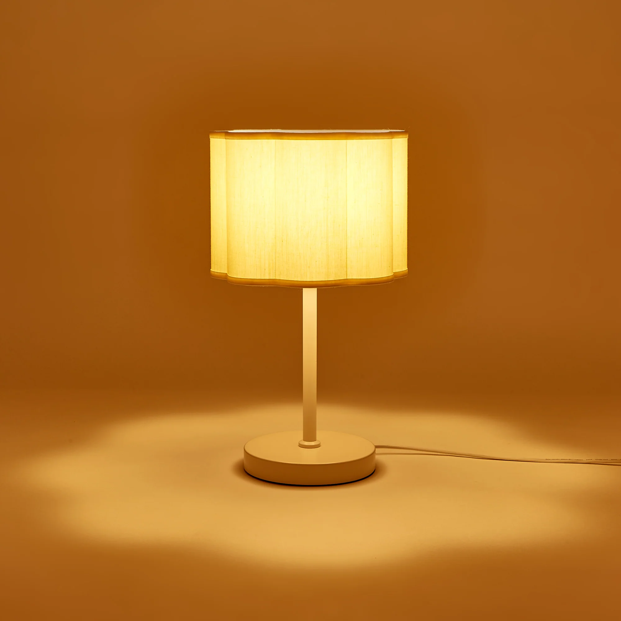 スカラップ テーブルランプ ベージュ - Image 2